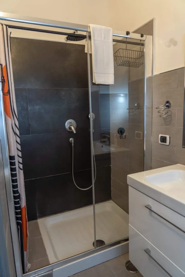 Il bagno della camera, con la doccia