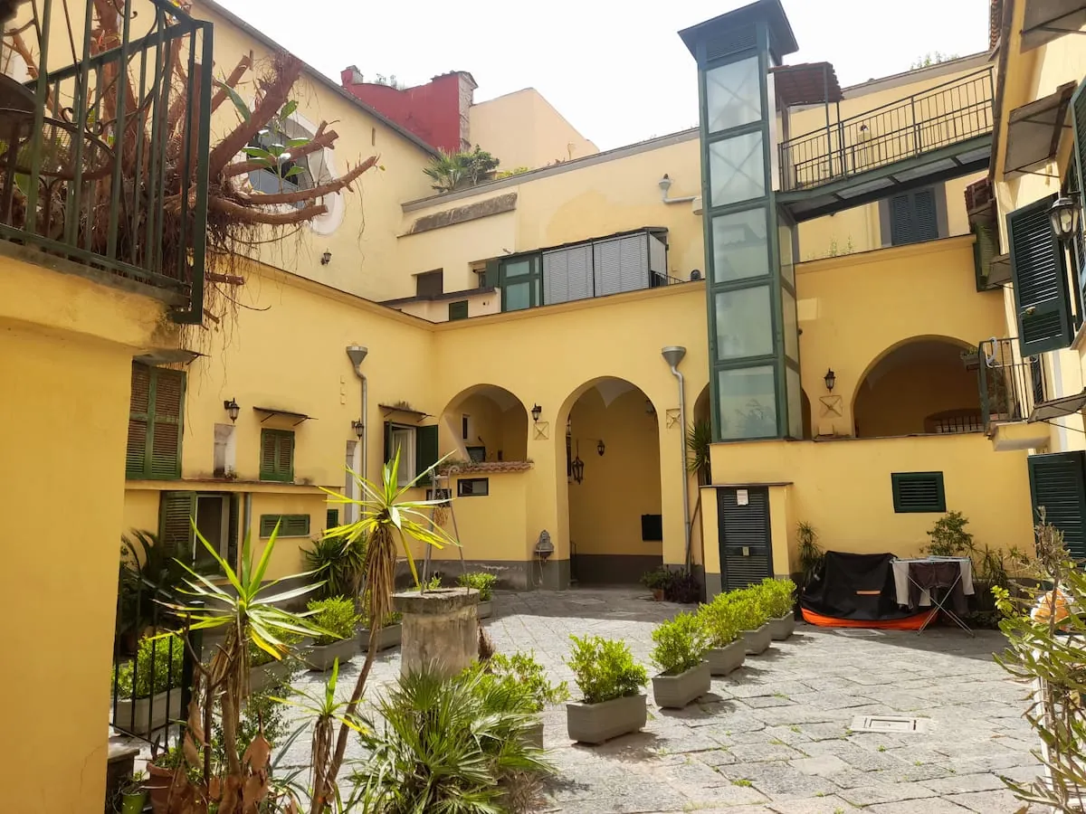Il cortile del palazzo storico