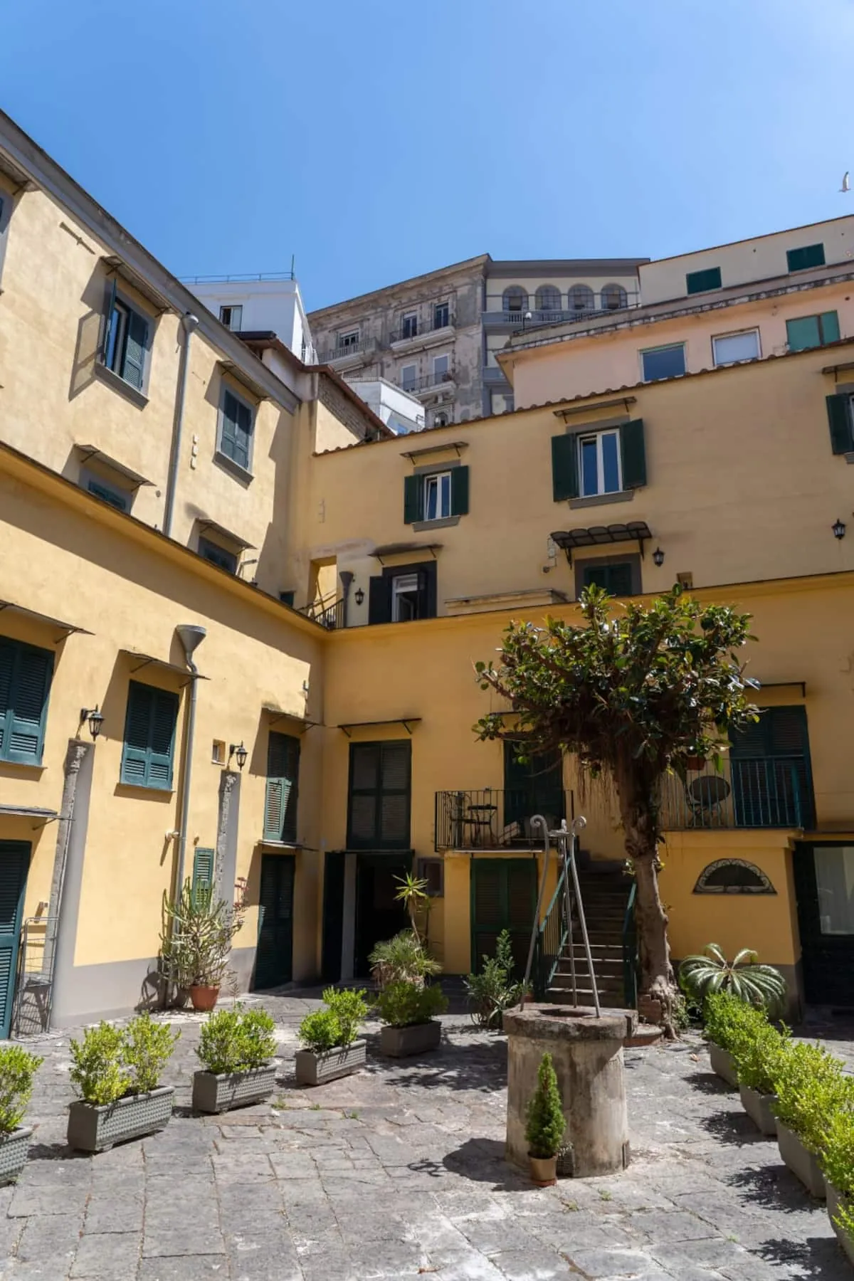 Il cortile del palazzo storico, con il pozzo