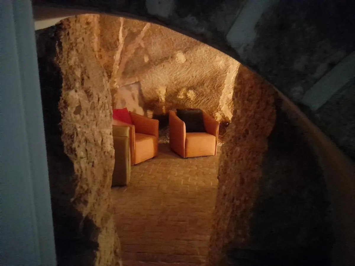 La grotta di tufo al piano terra, vista dall'arco basso